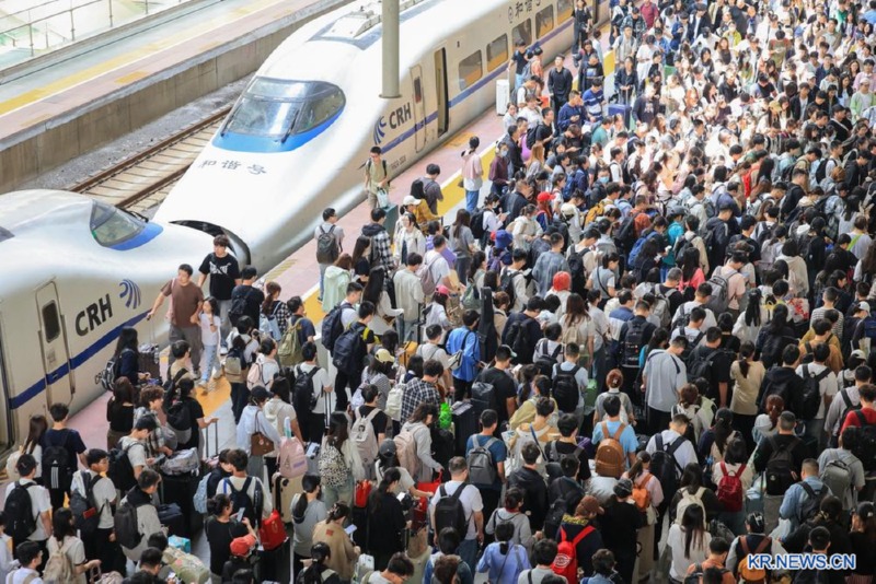 이날 장쑤(江蘇)성 난징(南京)역 플랫폼을 나서는 승객들 스미크샵