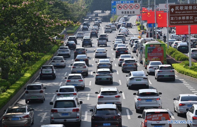 광시(廣西)좡족자치구 난닝(南寧)시 거리에 차량 행렬이 이어지고 있다 스미크샵