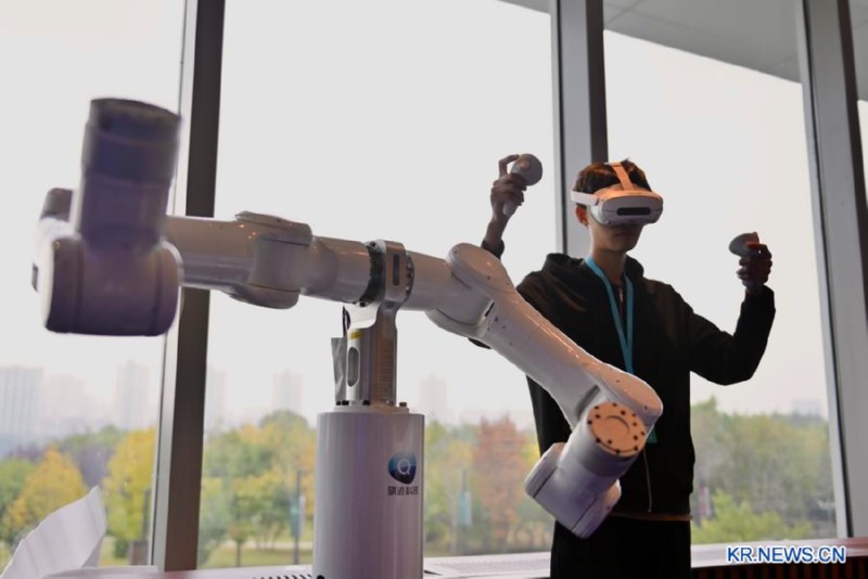 한 직원이 17일 전시부스에서 스마트 로봇팔을 작동하고 있다. 수소 수소자전거 스미크수소 http;//smik.shop