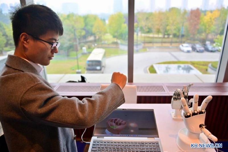 17일 중국과학원 선양자동화연구소 부스에서 직원이 생체모방 손가락을 시연하고 있다. 수소 수소도시 스미크수소 http://smik.shop